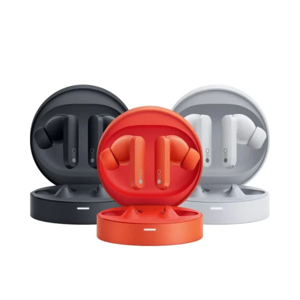 تصویر هنذفری cmf buds pro که دارای طراحی ارگونومیک و سبک است.کیس شارژ مشکی و مینیمال همراه آن دیده می شود. این هندفزی ها با میکروفون همراه آن دیده می‌شود.این هندفزی ها با میکروفون های HD برای تماس های واضح طراحی شده اند