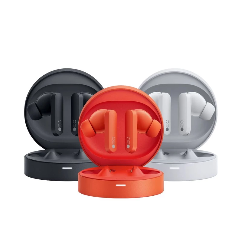 تصویر هنذفری cmf buds pro که دارای طراحی ارگونومیک و سبک است.کیس شارژ مشکی و مینیمال همراه آن دیده می شود. این هندفزی ها با میکروفون همراه آن دیده می‌شود.این هندفزی ها با میکروفون های HD برای تماس های واضح طراحی شده اند