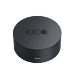 تصویر هنذفری cmf buds pro که دارای طراحی ارگونومیک و سبک است.کیس شارژ مشکی و مینیمال همراه آن دیده می شود. این هندفزی ها با میکروفون همراه آن دیده می‌شود.این هندفزی ها با میکروفون های HD برای تماس های واضح طراحی شده اند