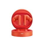 تصویر هنذفری cmf buds pro که دارای طراحی ارگونومیک و سبک است.کیس شارژ مشکی و مینیمال همراه آن دیده می شود. این هندفزی ها با میکروفون همراه آن دیده می‌شود.این هندفزی ها با میکروفون های HD برای تماس های واضح طراحی شده اند