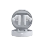 تصویر هنذفری cmf buds pro که دارای طراحی ارگونومیک و سبک است.کیس شارژ مشکی و مینیمال همراه آن دیده می شود. این هندفزی ها با میکروفون همراه آن دیده می‌شود.این هندفزی ها با میکروفون های HD برای تماس های واضح طراحی شده اند