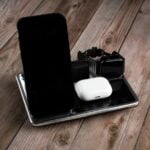 شارژر وایرلس ۴ کاره گرین لاین با قابلیت شارژ همزمان گوشی، ساعت هوشمند و هدفون، به همراه ساعت دیجیتال و نورپردازی قابل تنظیم.