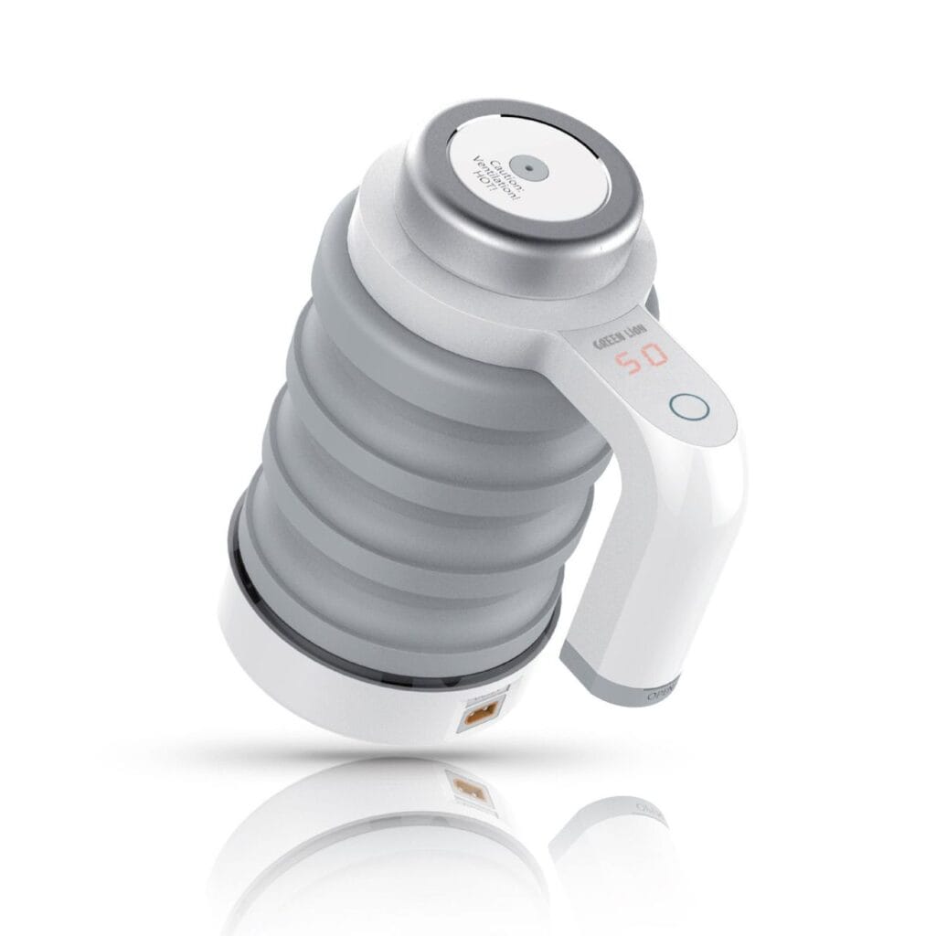 چای‌ساز مسافرتی Green Lion Car Folding Electric Kettle با طراحی تاشو و قابلیت اتصال به فندک خودرو، مناسب برای سفرهای جاده‌ای.